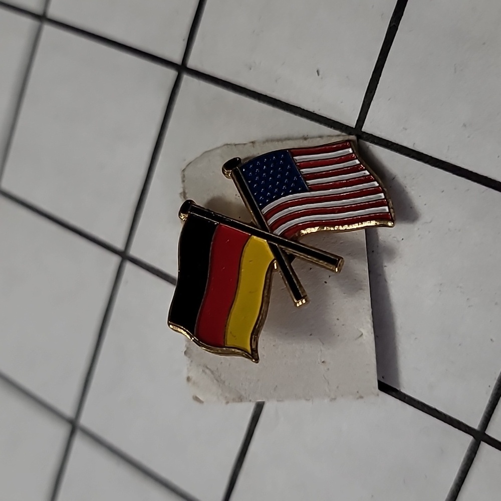 German‎ USA Lapel Pin